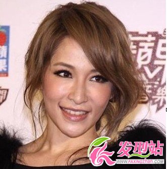 蕭亞軒時尚斜劉海發(fā)型