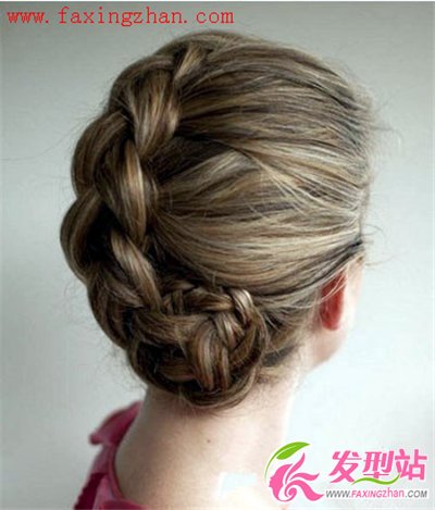 發(fā)型diy:簡(jiǎn)單時(shí)尚魚骨辮盤發(fā)教程