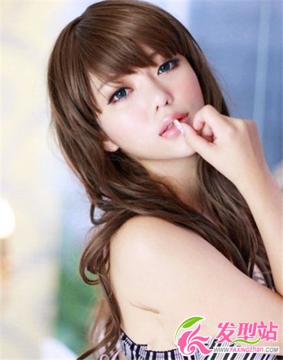 長發(fā)女性設(shè)計(jì)什么發(fā)型好看 性感長卷發(fā)美女發(fā)型