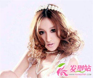 女人味十足中分發(fā)型 修顏又減齡
