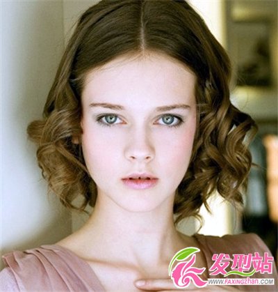 時(shí)尚個(gè)性短卷發(fā) 展現(xiàn)優(yōu)雅氣質(zhì)