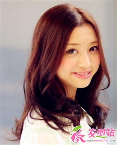 中長(zhǎng)發(fā)女生棕色系卷發(fā)發(fā)型