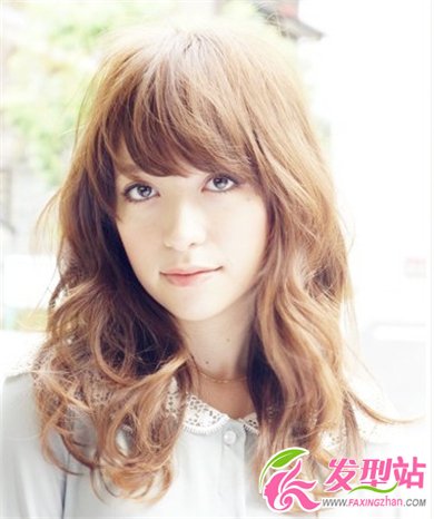 中長(zhǎng)發(fā)女生棕色系卷發(fā)發(fā)型