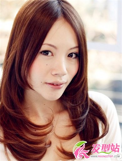 中長(zhǎng)發(fā)女生棕色系卷發(fā)發(fā)型
