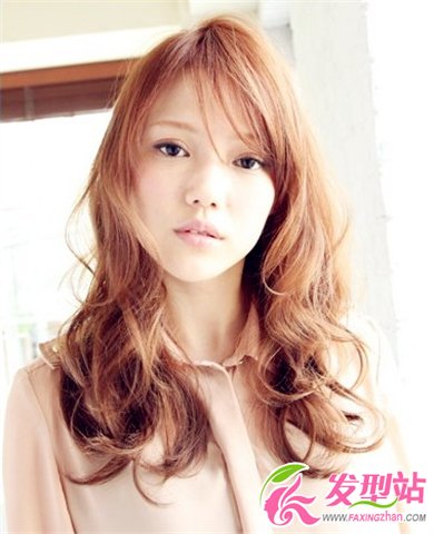 中長(zhǎng)發(fā)女生棕色系卷發(fā)發(fā)型
