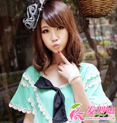 短發(fā)女生個(gè)性卷發(fā)設(shè)計(jì) 蓬松發(fā)尾更添時(shí)尚