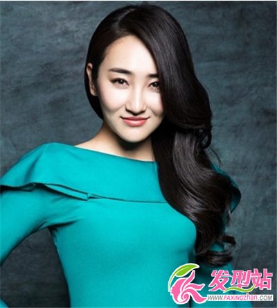 秀出你的潮流風(fēng) 長(zhǎng)發(fā)MM流行卷發(fā)發(fā)型