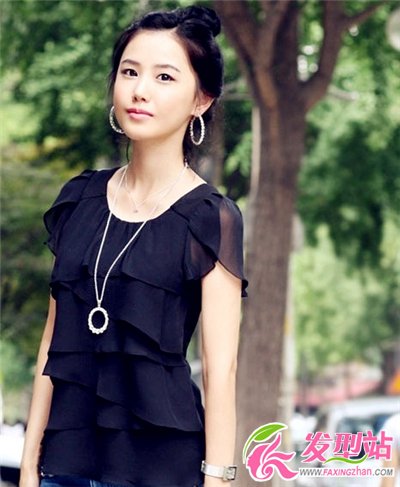 小臉女生無劉海丸子頭 時(shí)尚還顯高