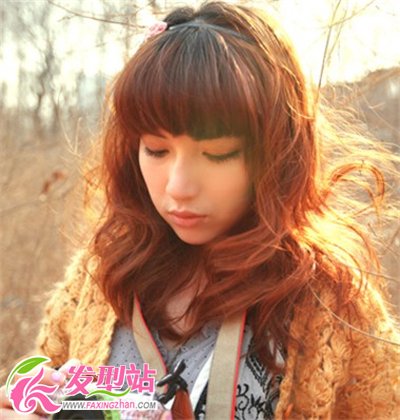 秋冬季中長(zhǎng)發(fā)女生知性卷發(fā) 展現(xiàn)時(shí)尚魅力