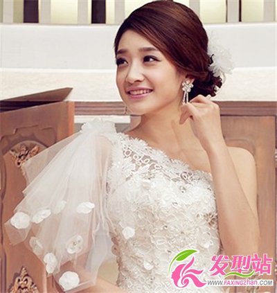 2014流行新娘發(fā)型 溫暖氣質盤發(fā)顯高貴
