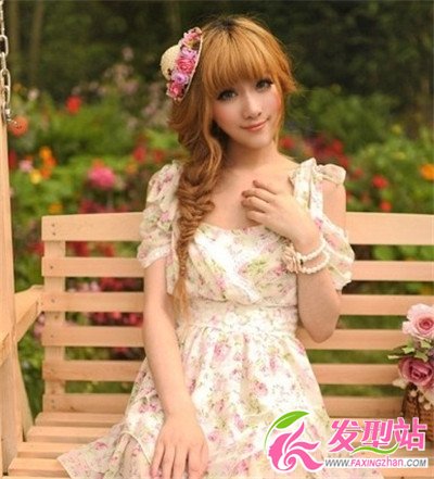 美女時尚發(fā)飾扎發(fā)發(fā)型 塑造甜美淑女形象