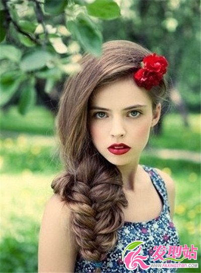 美女時尚發(fā)飾扎發(fā)發(fā)型 塑造甜美淑女形象