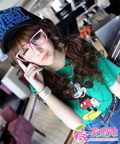 女生戴可愛鏡框適合搭配什么發(fā)型 時(shí)尚眼鏡發(fā)型搭配