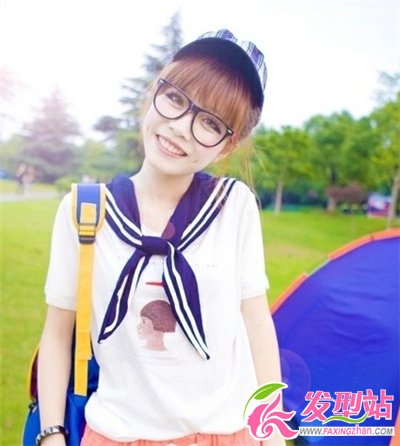 女生戴可愛(ài)鏡框適合搭配什么發(fā)型 時(shí)尚眼鏡發(fā)型搭配