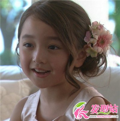 女孩公主裙搭配什么發(fā)型好看 小女孩甜美可愛(ài)花童發(fā)型
