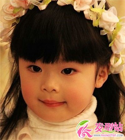 女孩公主裙搭配什么發(fā)型好看 小女孩甜美可愛(ài)花童發(fā)型