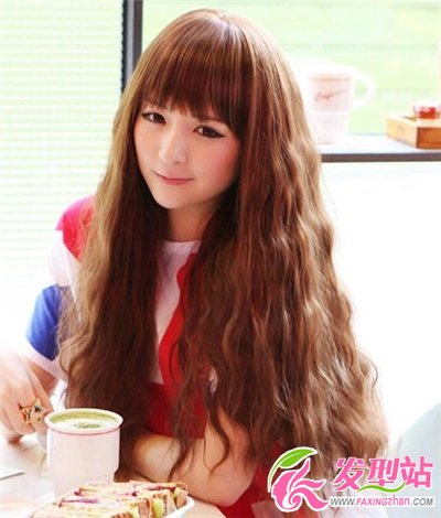 長(zhǎng)發(fā)女生最新燙發(fā)發(fā)型 搭配棕色系染發(fā)最亮膚