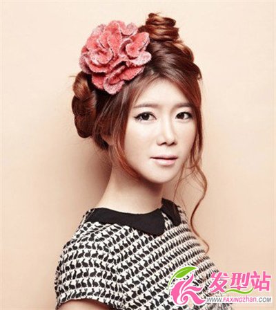 女生旅游編什么發(fā)型最好看 簡(jiǎn)單編發(fā)玩轉(zhuǎn)時(shí)尚風(fēng)