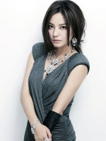 35左右的女士做什么發(fā)型減齡 趙薇時尚發(fā)型演繹辣媽風(fēng)尚