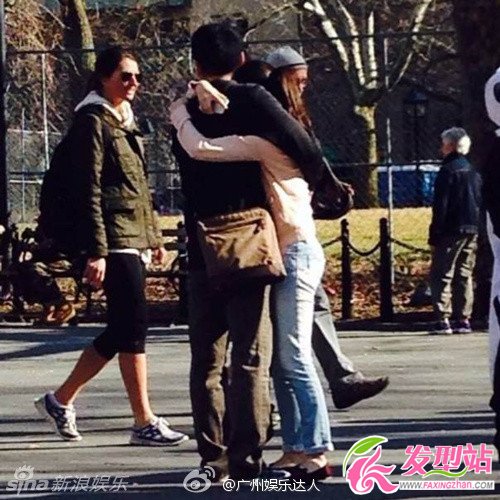 劉強(qiáng)東與奶茶妹妹在美國街頭約會(huì)