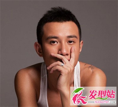 男士露額無劉海發(fā)型 展現(xiàn)新時(shí)代男生時(shí)尚觀念