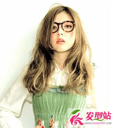 2014女生流行卷發(fā)發(fā)型圖片 小清新卷發(fā)發(fā)型充滿時(shí)尚感