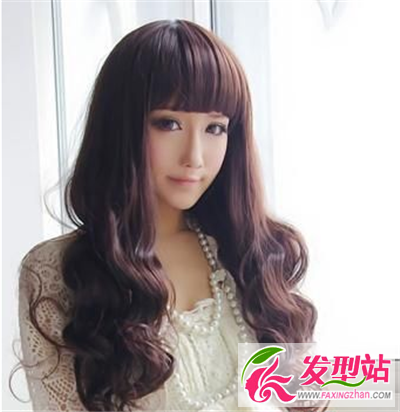驚艷你的視覺(jué)雙眼 女士精心染色長(zhǎng)卷發(fā)