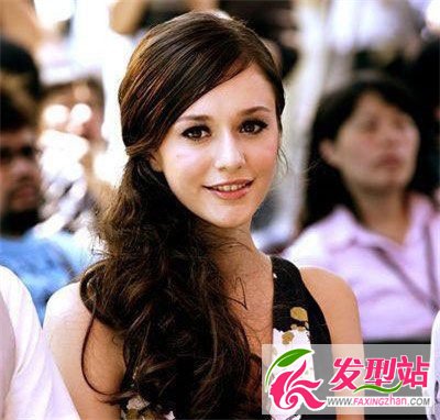 凸顯你膚色的咖啡色燙發(fā)發(fā)型 時(shí)尚燙發(fā)+染發(fā)讓你魅力無(wú)限