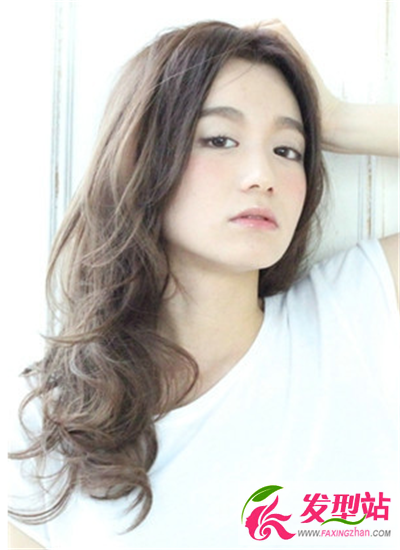 率性自然發(fā)型引領(lǐng)夏季潮流 時尚百倍女神范十足