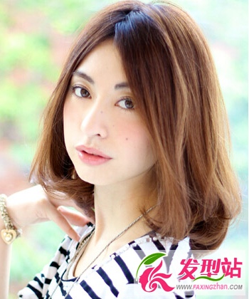 中長(zhǎng)卷發(fā)修顏發(fā)型 看中長(zhǎng)發(fā)如何演繹甜美