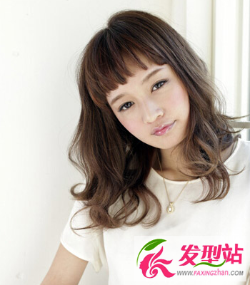 中長(zhǎng)卷發(fā)修顏發(fā)型 看中長(zhǎng)發(fā)如何演繹甜美