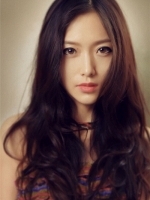 長發(fā)女生今年流行燙發(fā)圖片 展女生知性浪漫氣質(zhì)