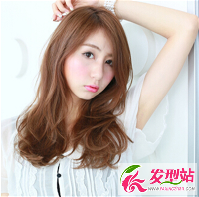 圓臉美眉的最?lèi)?ài) 長(zhǎng)卷發(fā)盡顯魅力