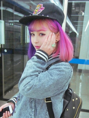 日系女生個(gè)性非主流染發(fā) 另類(lèi)發(fā)型展現(xiàn)不一樣的潮流