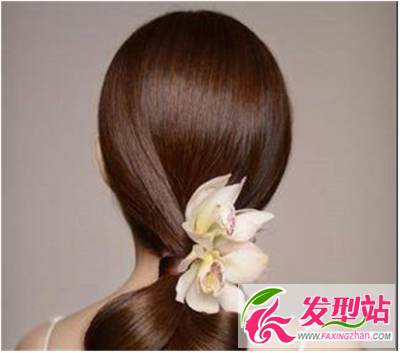 鮮花于發(fā)灼灼其華 美麗盤發(fā)給你絲絲心動之感