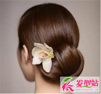 鮮花于發(fā)灼灼其華 美麗盤發(fā)給你絲絲心動之感