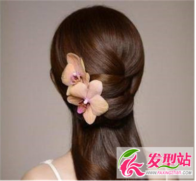 鮮花于發(fā)灼灼其華 美麗盤(pán)發(fā)給你絲絲心動(dòng)之感