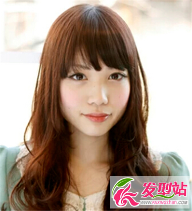 中長發(fā)女生秋季的完美造型 甜美大氣又好看