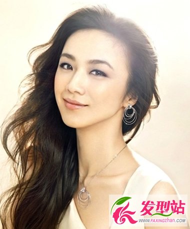 湯唯大氣卷發(fā) 盡顯女神風(fēng)范