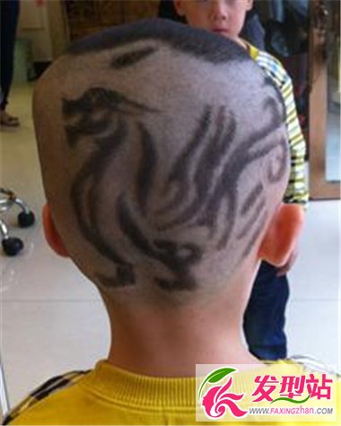 可愛(ài)小男孩雕刻發(fā)型 個(gè)性圖案討人喜歡
