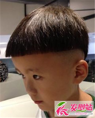 小男孩個(gè)性雕刻發(fā)型設(shè)計(jì) 帶給你個(gè)性感十足的一面