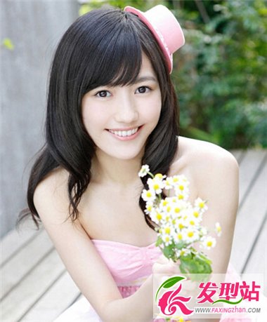 打造最美校園女生發(fā)型 時(shí)尚卷發(fā)給你不一樣的美感