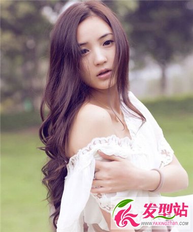 打造最美校園女生發(fā)型 時(shí)尚卷發(fā)給你不一樣的美感