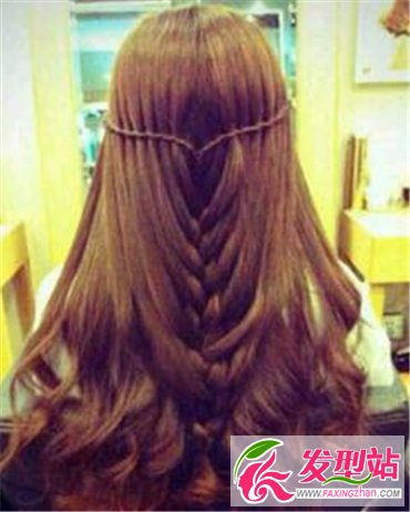 長(zhǎng)發(fā)女生經(jīng)典編造型 美艷編發(fā)打造都市時(shí)尚氣息