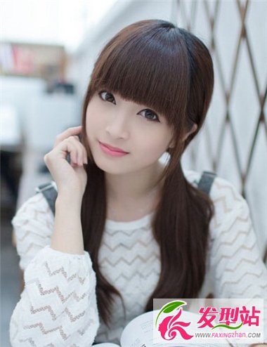 清新氧氣女生直發(fā)造型 展現(xiàn)主流美女的新定義