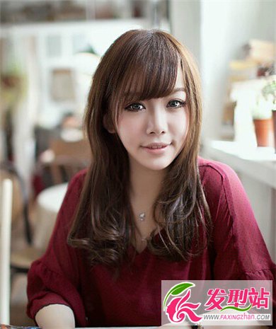 時(shí)尚斜劉海女生發(fā)型 盡顯簡(jiǎn)約風(fēng)氣息