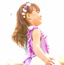 鄰家小女孩可愛(ài)裝扮 帶給你們冬日暖意