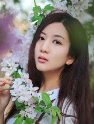 小臉女生們的最愛(ài) 中分劉海發(fā)型打造百變氣質(zhì)