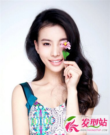 清新女生長(zhǎng)卷發(fā)造型 設(shè)計(jì)感十足絕對(duì)吸睛