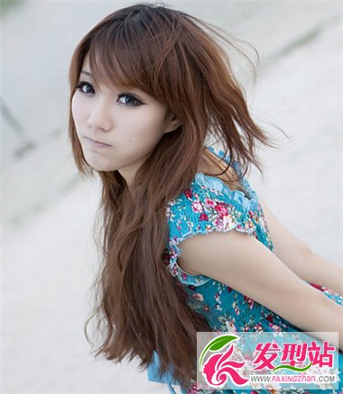 清新女生長卷發(fā)造型 設(shè)計(jì)感十足絕對(duì)吸睛